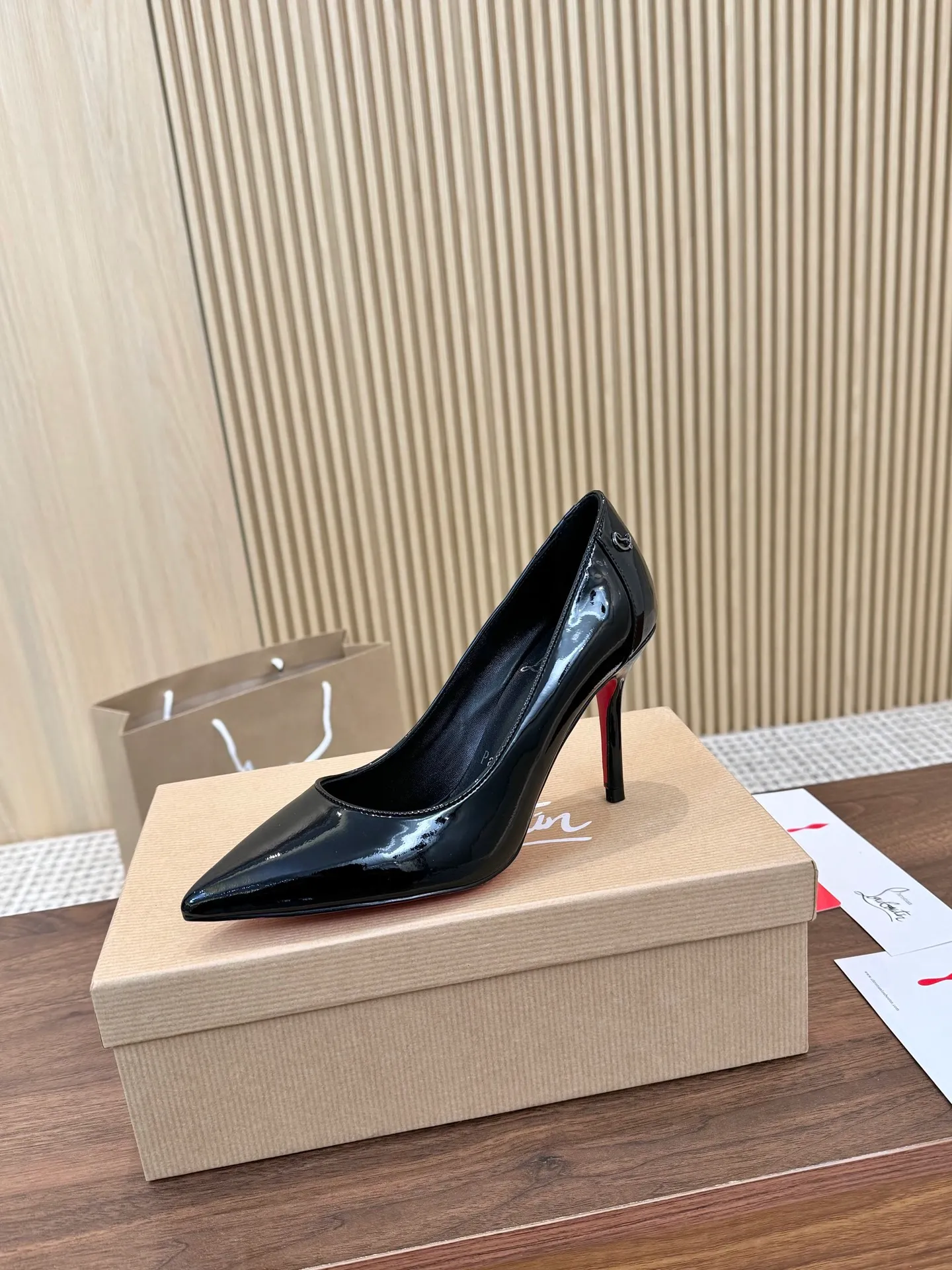 👟👟Ex-factory price 480👟👟 Genuine leather sole +40 Year-round shipment💝Christian Louboutin CL👠 "Patent Leather Hemming Craft Series" Noble and luxurious, real blingbling👟👟 Real materials, all customized by the pattern maker, and the materials are made of original customized materials to achieve the taste of the original 5 color options💍Upper: Imported👉cow patent leather💪 Lining: Sheepskin foot pad/lining Size: 34-40.41.42 Heel height: two options: 10.5cm and 8.5cm